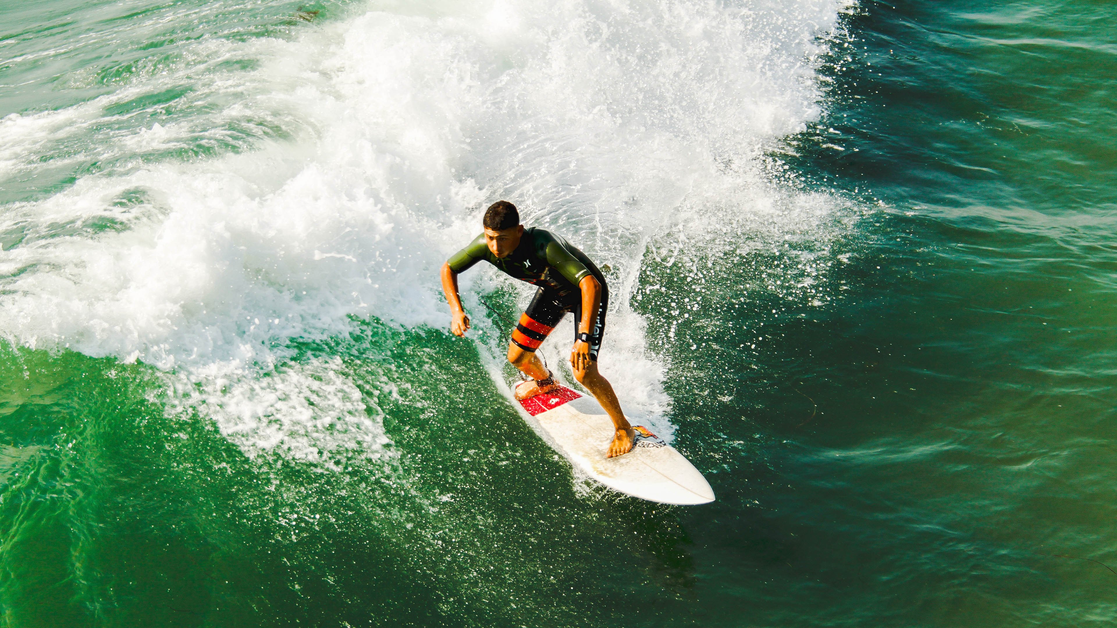 9岁滑板选手马泽尔在亚运村收集纪念徽章，称赞冰激凌美味。